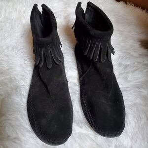Minnetonka Softsole Black Suede Back Zip Booties